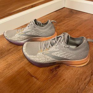 WOMENS BROOKS ATHELETIC SHOES